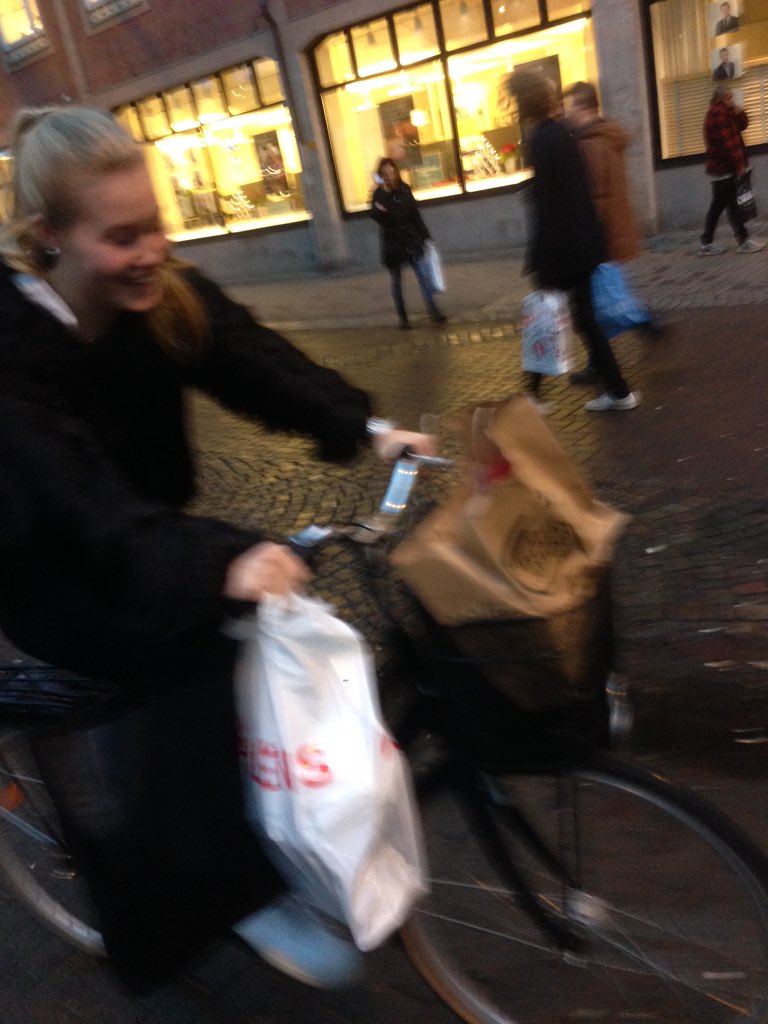 MoaNillsson's tweet photo. När man inte kommer på att man cyklade in till stan förens man köpt alla julklappar.. #fullpackat #väskoriväskor https://t.co/2paT672BD3