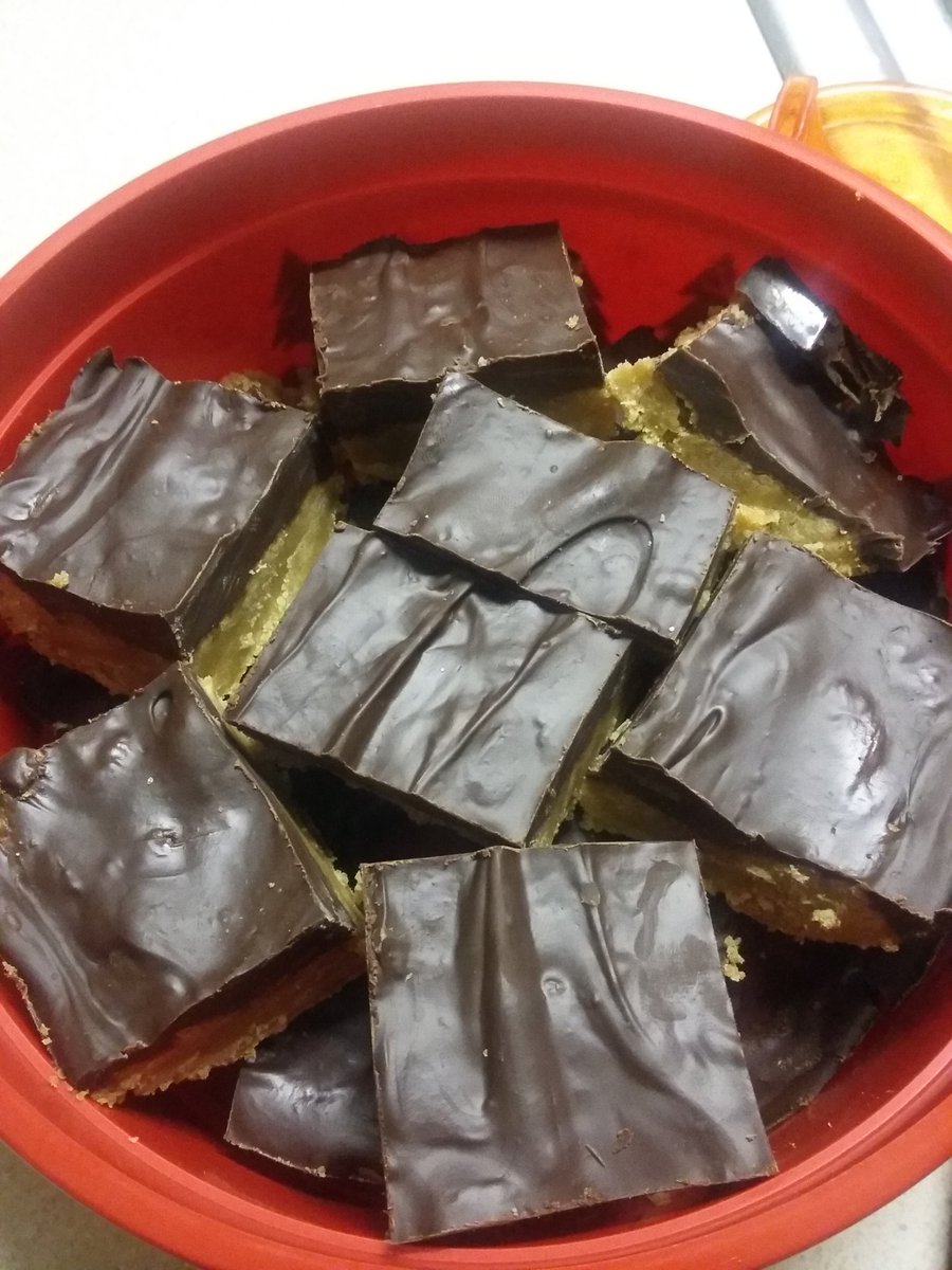 MLong2099's tweet photo. Second batch of Christmas cookies done. #ToffeeBars https://t.co/dtGdpIuJYU