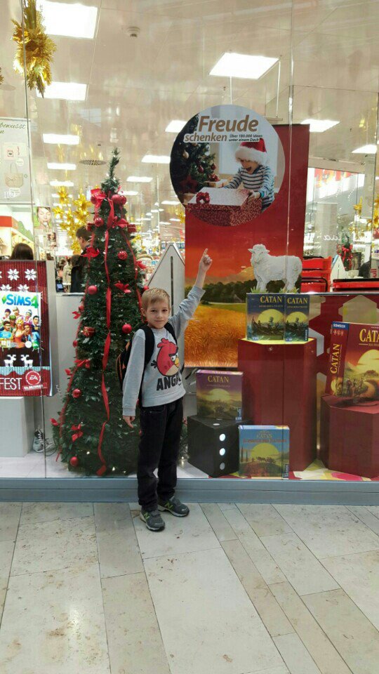 MajaVasic's tweet photo. My kid and our stock photo on the window of Müller shop and everywhere inside the shop :) https://t.co/MxiDIoFcxb https://t.co/CfIB2cX5yz