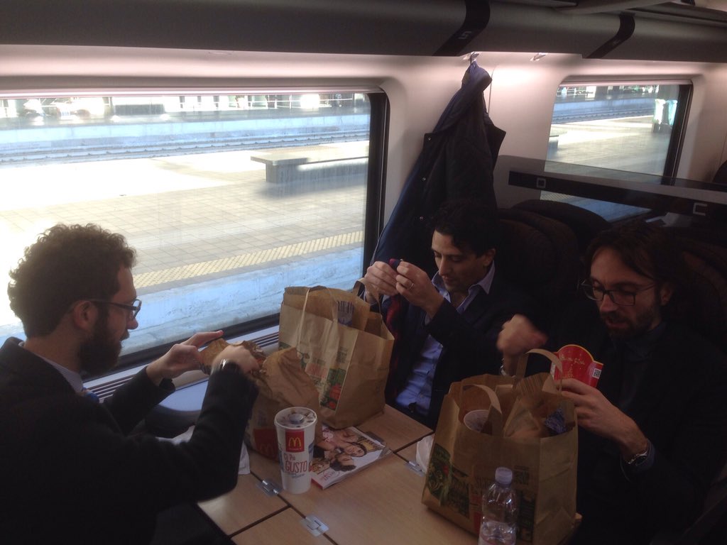 Reduci dal Consiglio Nazionale <a href="/GIConfindustria/">GI Confindustria</a> di Roma #mcmenusultreno con <a href="/FnMarini/">Francesco Marini</a> <a href="/CeoCecchi/">Federico Cecchi</a> @ggiprato