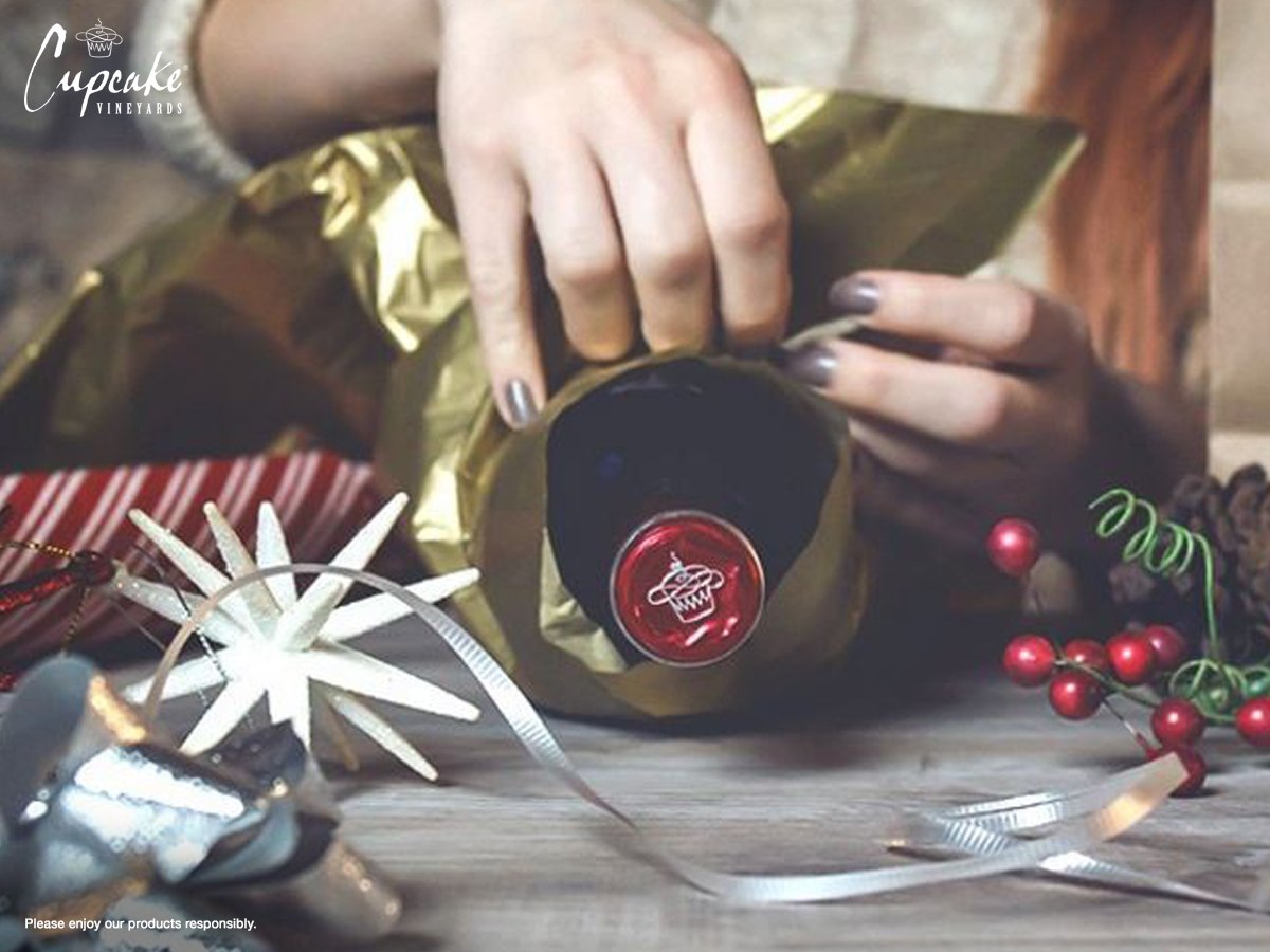 CupcakeWinesCA's tweet photo. We're wrapping up gifts with chocolate notes and dark berry aromas. Who's in for a glass of Red Velvet? https://t.co/HT0eVrkWU1
