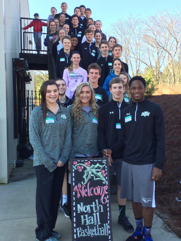 LadyTHoops's tweet photo. Working together this holiday season. #together @NTHbasketball https://t.co/IXhfZUnY9T
