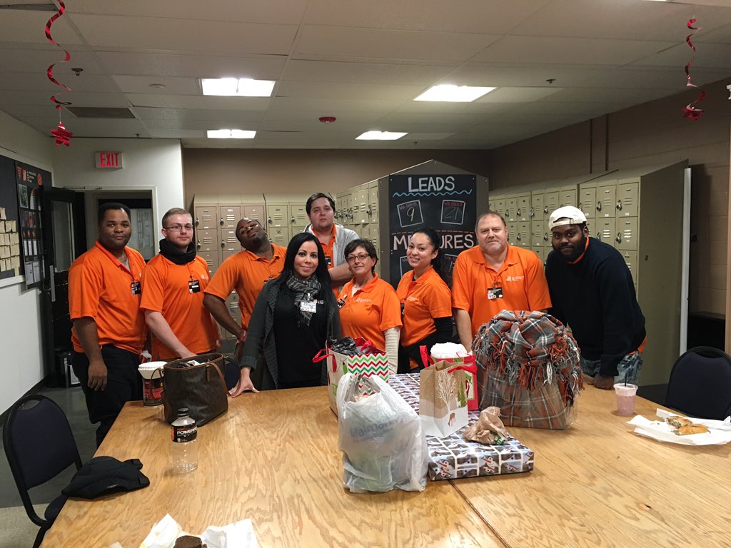 Athens2255's tweet photo. Met 6225 Lunch #SecretSanta https://t.co/nGQ9gjxyox