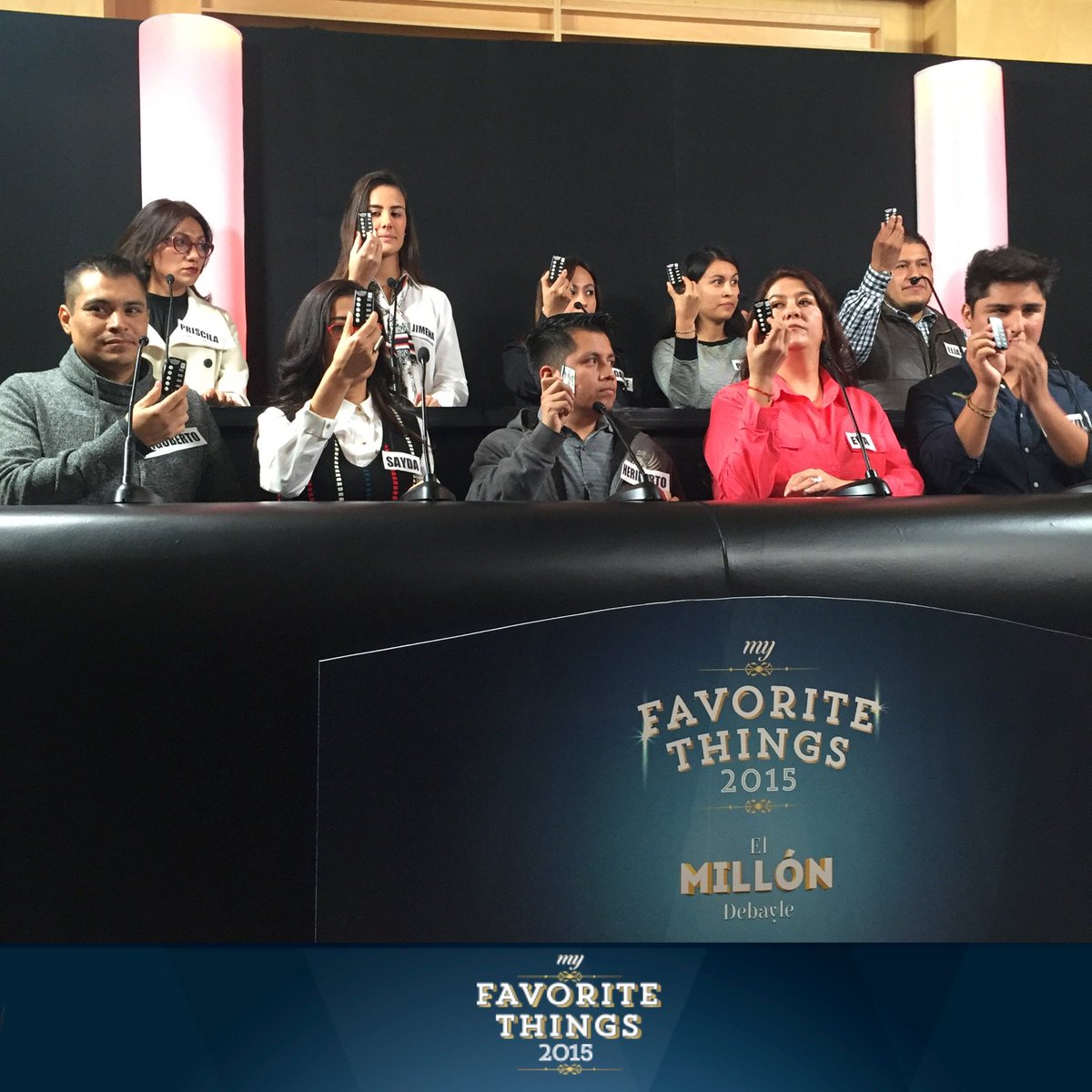 marthadebayle's tweet photo. Control en mano, los finalistas van a responder las preguntas que los van a acercar al #MillónDebayle #MFT2015 https://t.co/Pg05RV2vmw