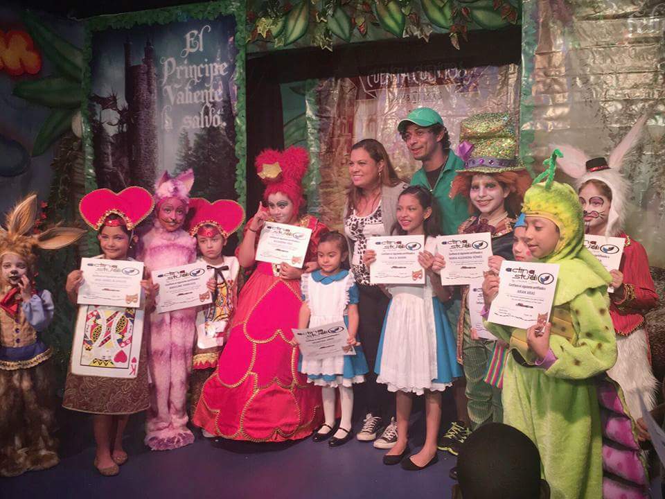 ActingStudiopty's tweet photo. Felicidades a nuestro último grupo que se gradúan después de 8 meses de intensas clases en @BambalinasPty https://t.co/zsNICeIkME