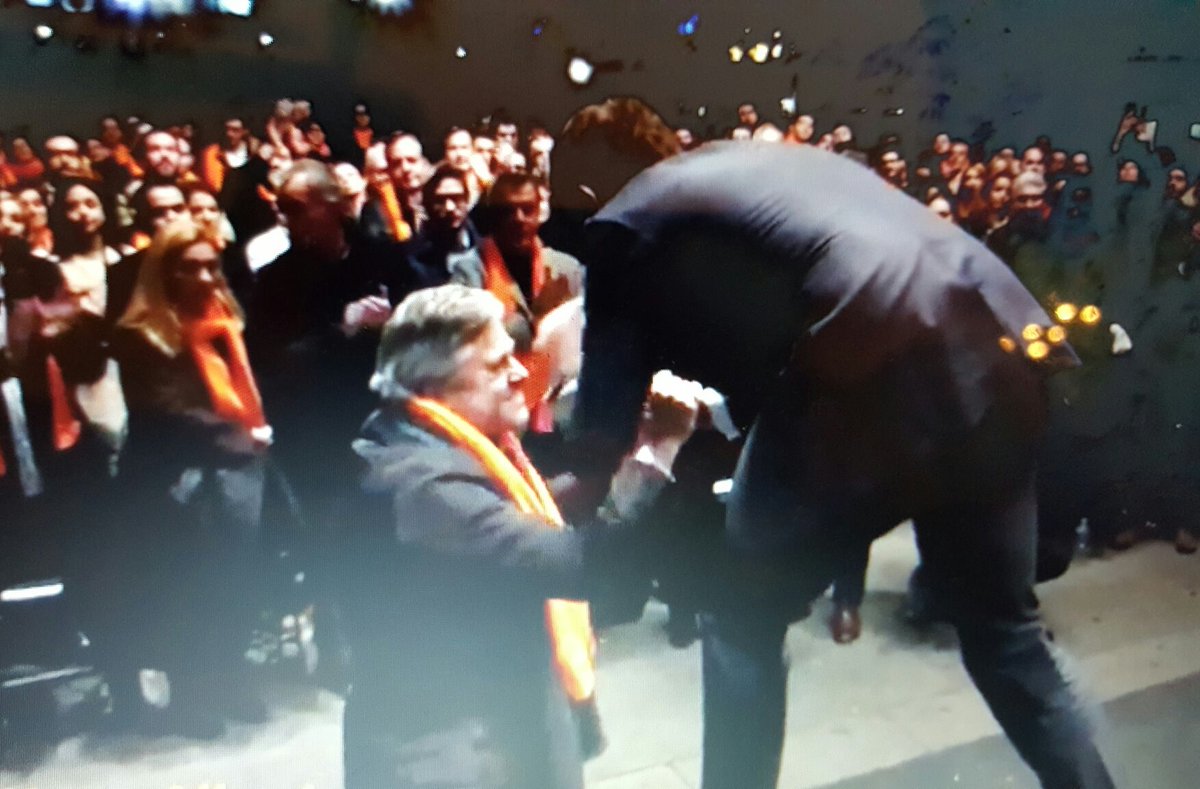 aanguilopez's tweet photo. .@Albert_Rivera saluda al padre de Leopoldo López."No se puede ser demócrata solo en algunos sitios" #YoVotoaAlbert https://t.co/vR9KtQvtWY