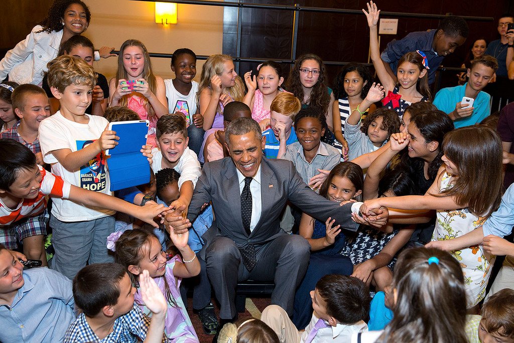 BarackObama's tweet photo. Lend a hand—chip in to show your support for this grassroots movement. https://t.co/YaGm6yDvaY https://t.co/DmR1NUHnbr