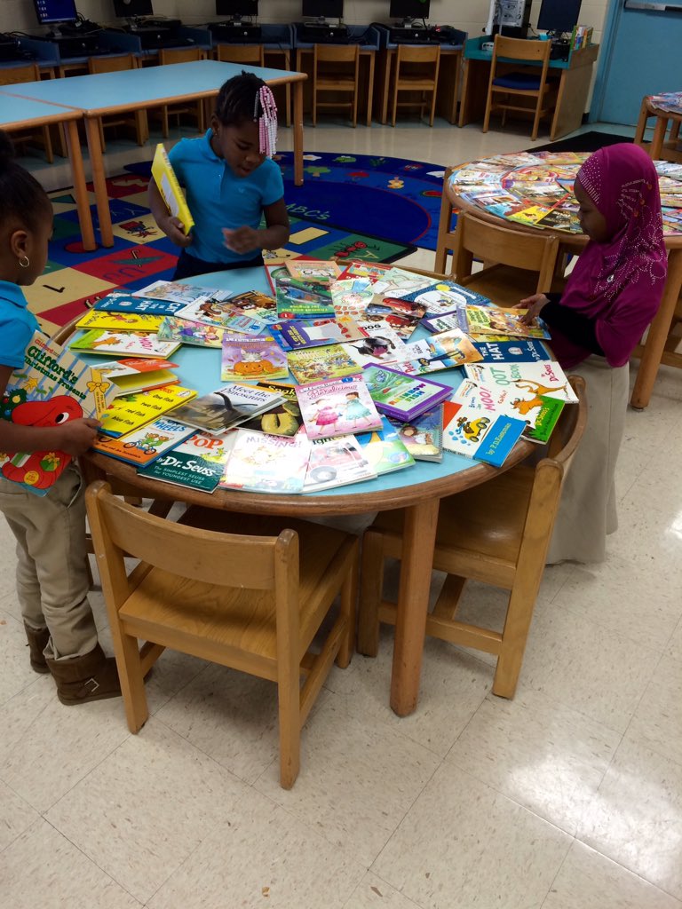 GlennEOSLibrary's tweet image. Thank you, @wcsWMS, for your generous donation of books to the students of @GlennEOS! Each student got 2 free books!