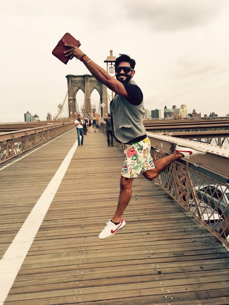 walt2_0's tweet photo. Es viernes y mi cuerpo lo sabe! 💃🏻🕶👟 Wish you all a nice day! #happyfriday #BrookynBridge #BuenViernes #Style #Jump https://t.co/nWbK5dlZ8d