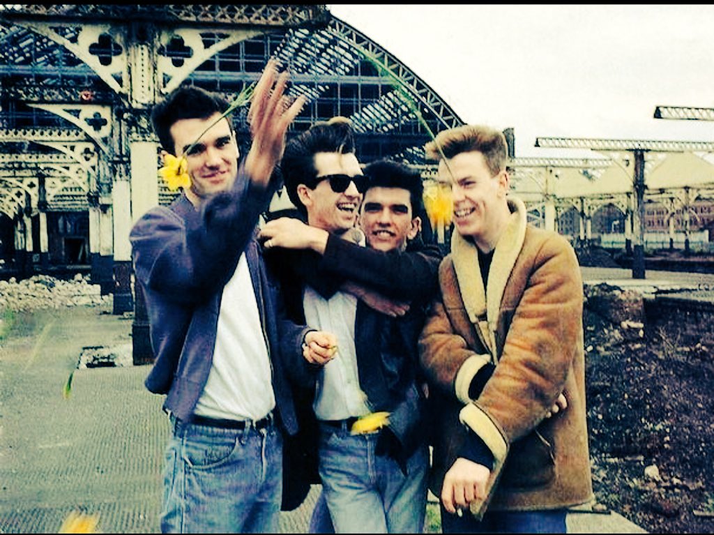 Quanto adoro questa foto!!!!Johnny is soooo cute!#theSmiths#Morrissey#Marr#Joyce#Rourke#bellissimafoto
