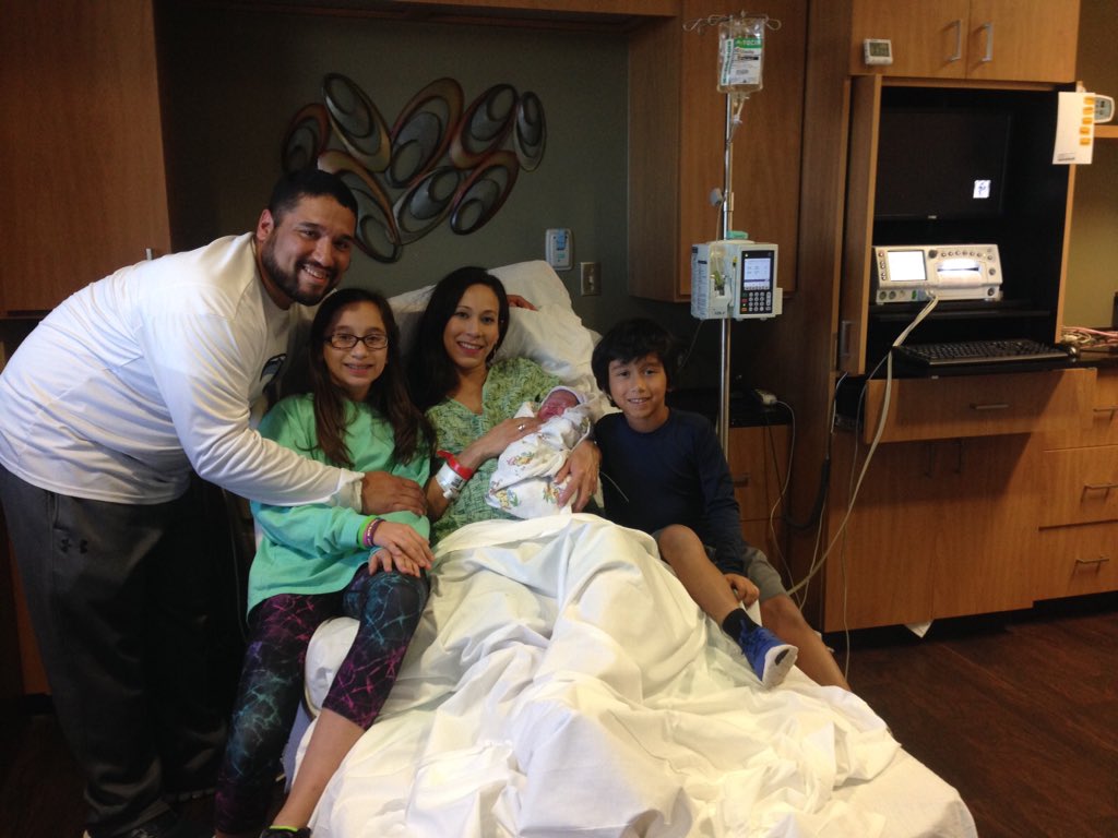 jesselopezWAX's tweet image. And now a family of 5!!! #tableof5