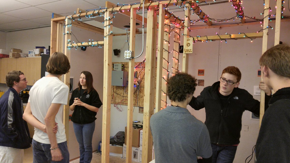 cteclickingco's tweet photo. Electronic & Computer Technology lab was a good place to be during Sophomore Hands On Day. #choosectec #skills https://t.co/M2wAi89ZgN