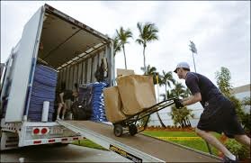 Грузчики несут коробки. Rapid moving. Автомобиль для грузоперевозок. Машина для перевозки мебели. Rapid moving.