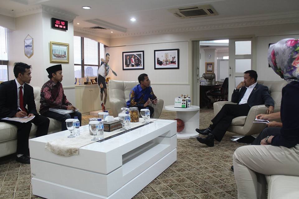 nismansur's tweet photo. Dampingi Presiden @ppmimesir sampaikan undangan dan laporan Int'l Symposium PPI dunia di Kairo 2016 ke Mempora RI. https://t.co/JNopsZiHXe