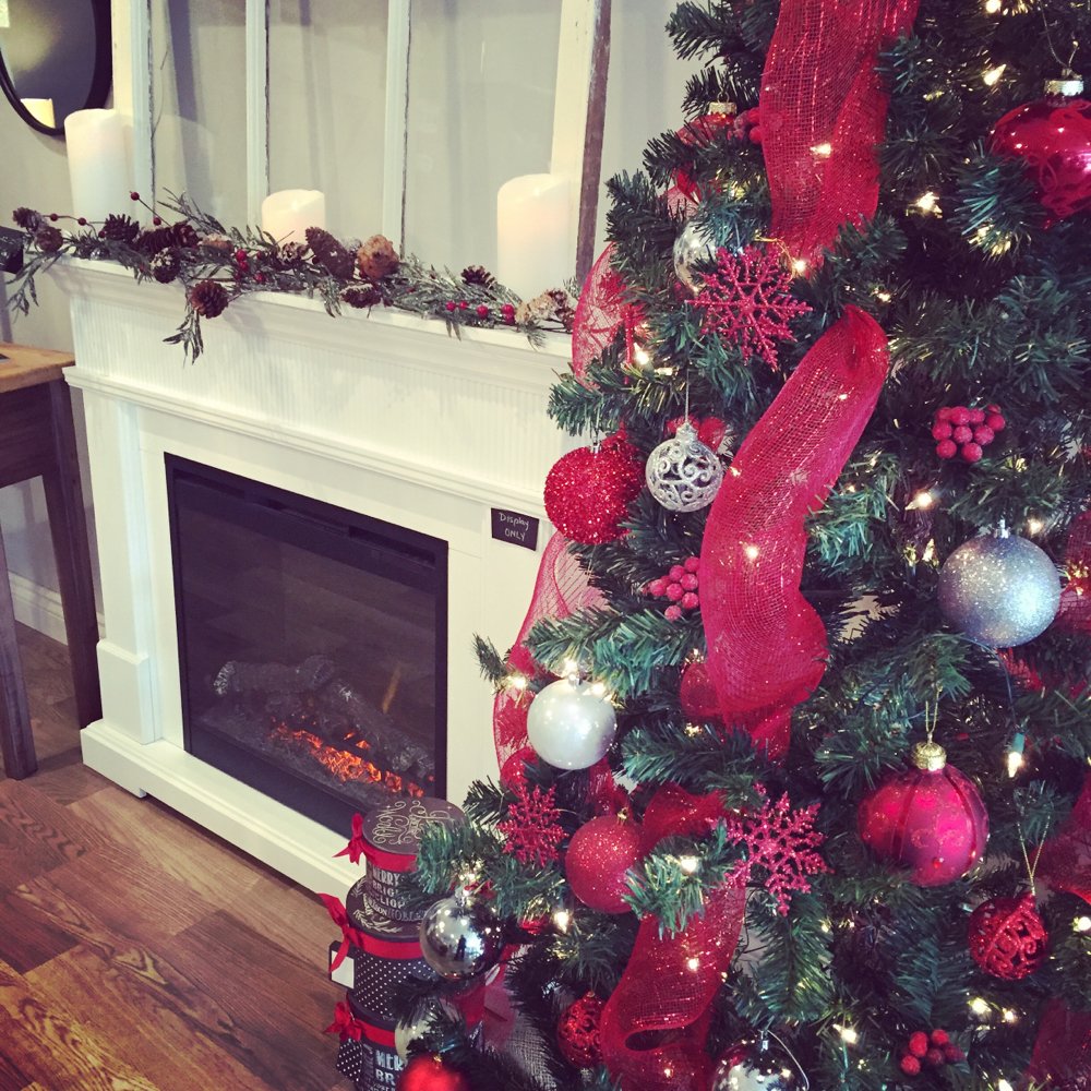 RustiqMarket's tweet image. Shopping is so much more enjoyable by the fire with sweet treats in hand and the sounds of the season playing!