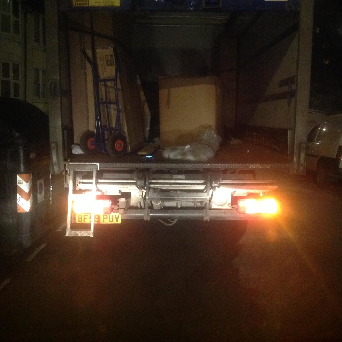 Nightfreight nloading blocking the whole of Clarendon BF59PUV good work