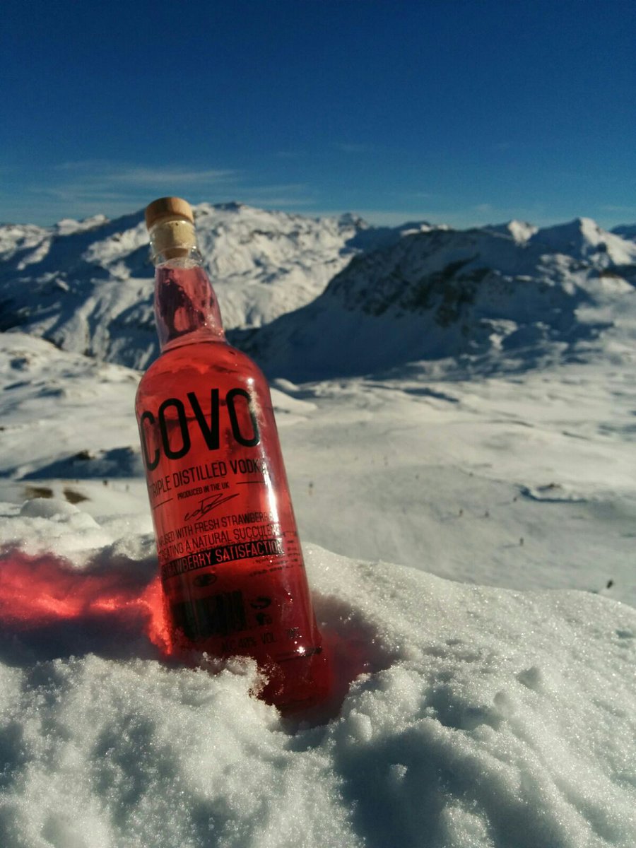 COVOvodka's tweet image. It's Friday so we're on top of the world...well, not quite. 2700m up in Tignes as @SwanseaSnow return today! #COVO