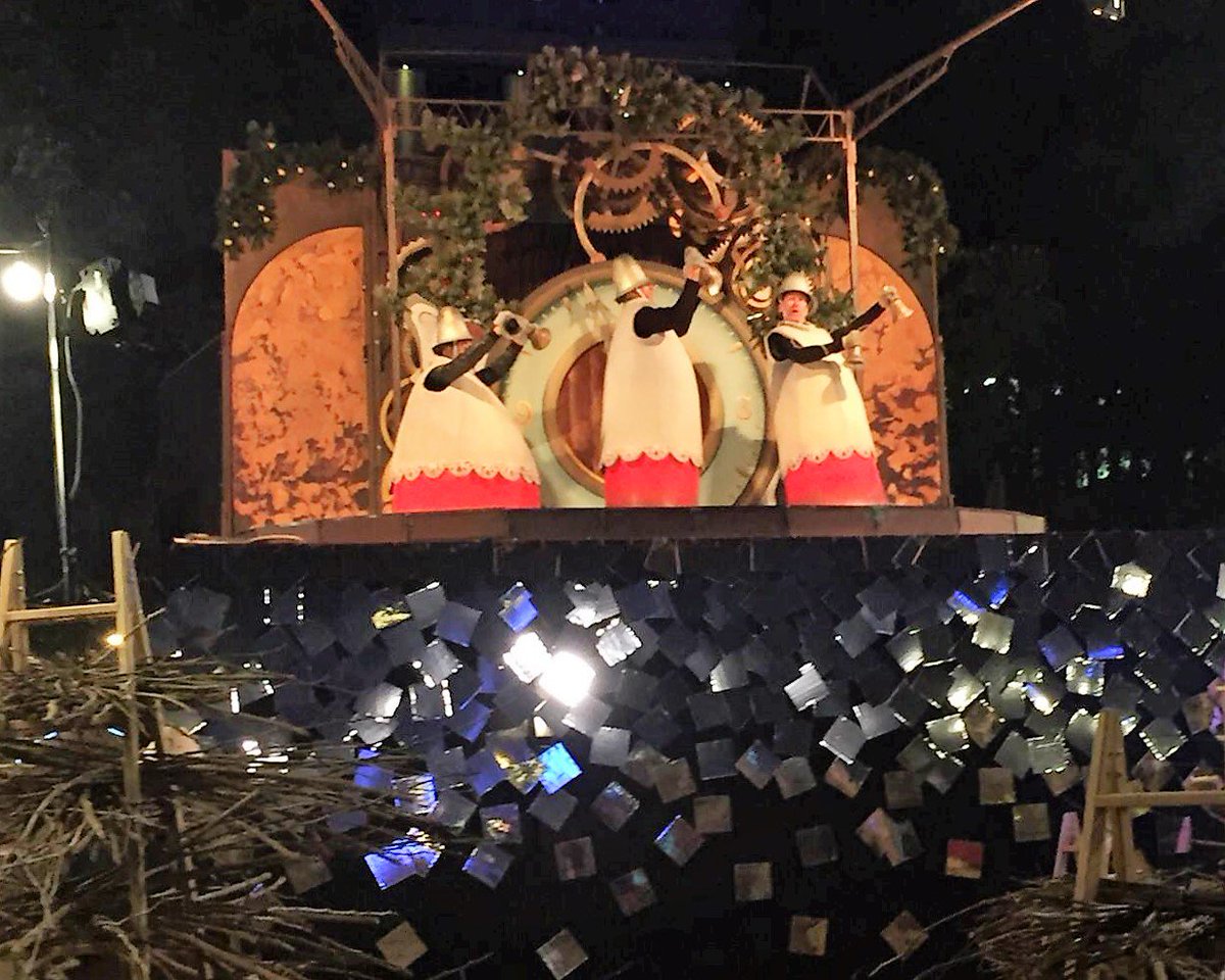 TalentBcn's tweet photo. La @cialatal ja està assajant el seu espectacle "El Carrilló" a Pl. Catalunya @BCNCulturaCAT #HolaNadal #Barcelona https://t.co/FMdBMI7PZi