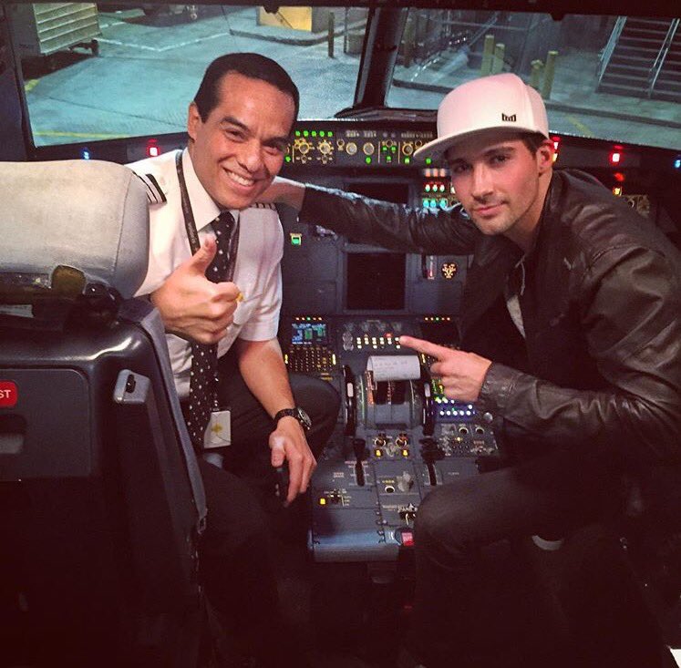 When your pilot loves your music ✈️🎶  Vía jamesmaslow