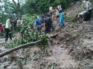 koranlombok's tweet photo. Longsor di Gunungsari, 4 orang meninggal dunia https://t.co/eSj4AdRSd9 https://t.co/jIJB6U7B0z