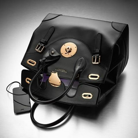 ImSummerJamesGG's tweet photo. Tech Meets Artistry
Visit Me💋https://t.co/96bNzGKcAT
#RickyBag #LEDLight #PhoneCharger #GiftIdea 📷 via @RalphLauren https://t.co/76jw3kXqab