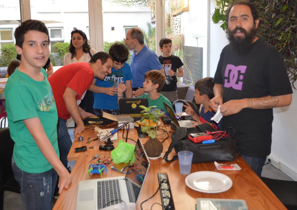 creactivis's tweet photo. Compartimos con las familias el cierre de este año de #creactivis en @areatres. Gracias a todos por venir! https://t.co/THdbD7qa3R