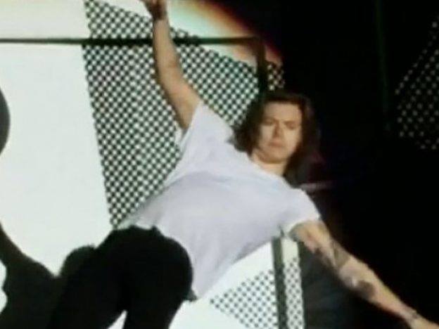 telehit_musica's tweet image. Estamos a unos días de que termine el año y queremos recordar lo que el 2015 se llevó... goo.gl/94tkAw