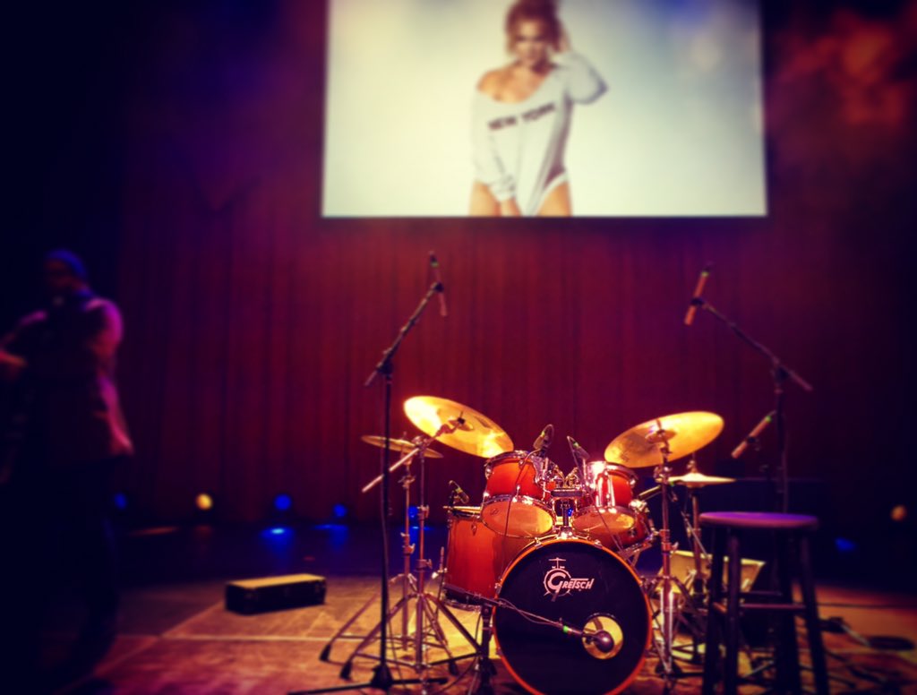 MikePrideMusic's tweet image. Big ugly drums &amp;amp; cymbals (#CodaMusic, u failed :(
Big Arena
St. Louis, MO
#SchumerTour
#CraftsmenDon'tBlameTheTools