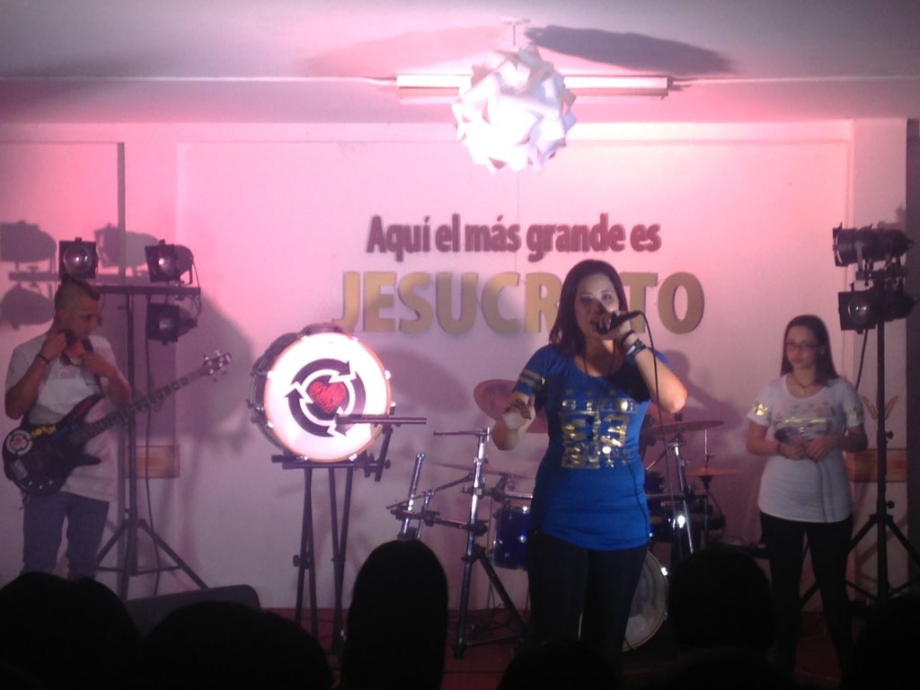 _Danzarina's tweet photo. gozando en el #LanzamientoDeLairos aquí el más grande es JESUCRISTO https://t.co/OKuxpvwwYt
