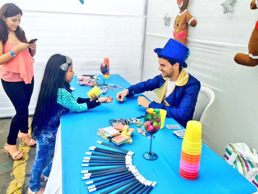 magicogato's tweet photo. Comenzamos el taller de magia para el evento Navideño #Petroperu #MagicoGato #Magia #Niños #shows https://t.co/E9UrzoDFpr