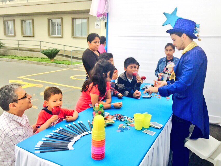 magicogato's tweet photo. Comenzamos el taller de magia para el evento Navideño #Petroperu #MagicoGato #Magia #Niños #shows https://t.co/E9UrzoDFpr