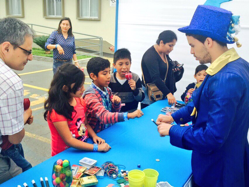 magicogato's tweet photo. Comenzamos el taller de magia para el evento Navideño #Petroperu #MagicoGato #Magia #Niños #shows https://t.co/E9UrzoDFpr