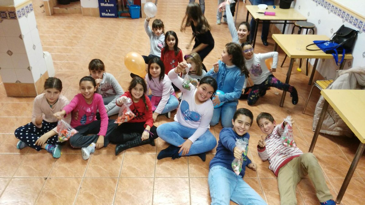 FallaPoetaAltet's tweet photo. Hoy nuestros #infantilsdepoeta han colaborado bajando sus juguetes para #ProyectoGrinch ! #brau #nadalenPoeta https://t.co/QIprUc3taP