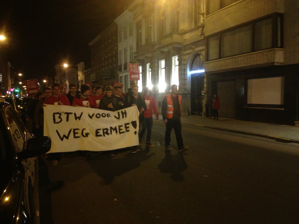 BertHerrewyn's tweet photo. Mee op straat in #kortrijk. Omdat jeugdhuizen geen cafés zijn. #BTnee @Formaatvzw https://t.co/26qhsUSEEP