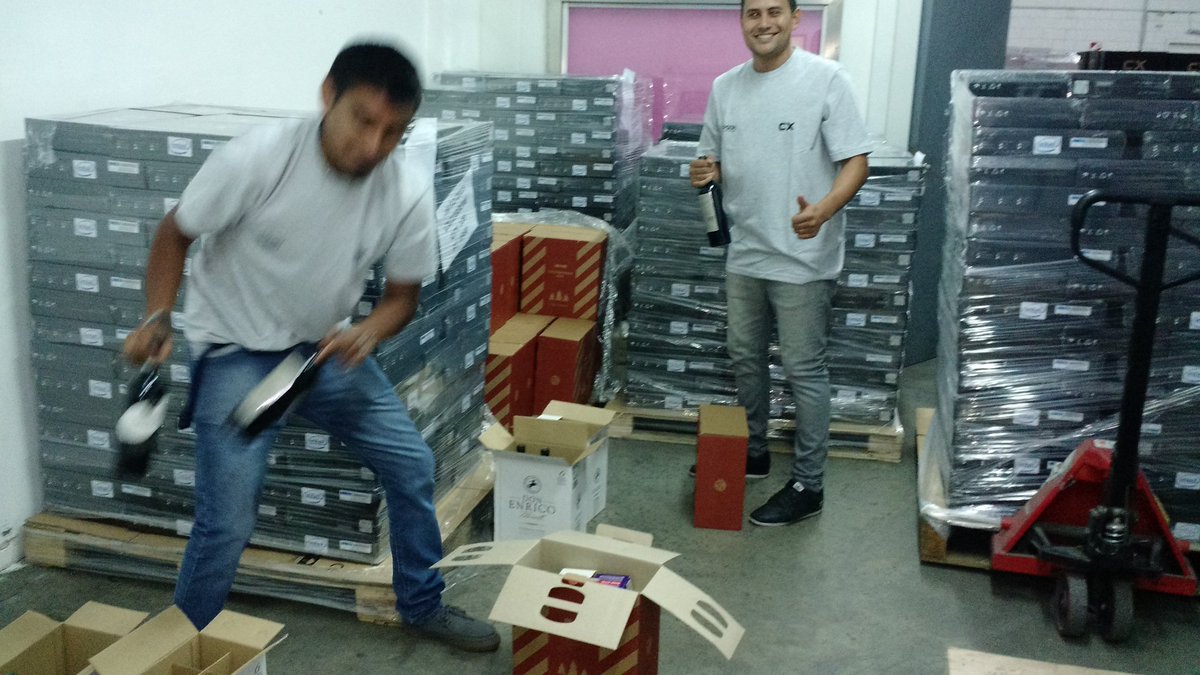 Ale_Gutierrez72's tweet photo. Preparando las cajas navideñas para los compañeros de #Aircomputers
@silvio_gramajo @Al_lebnene @semillerogremi1 https://t.co/LIVHgGojTb