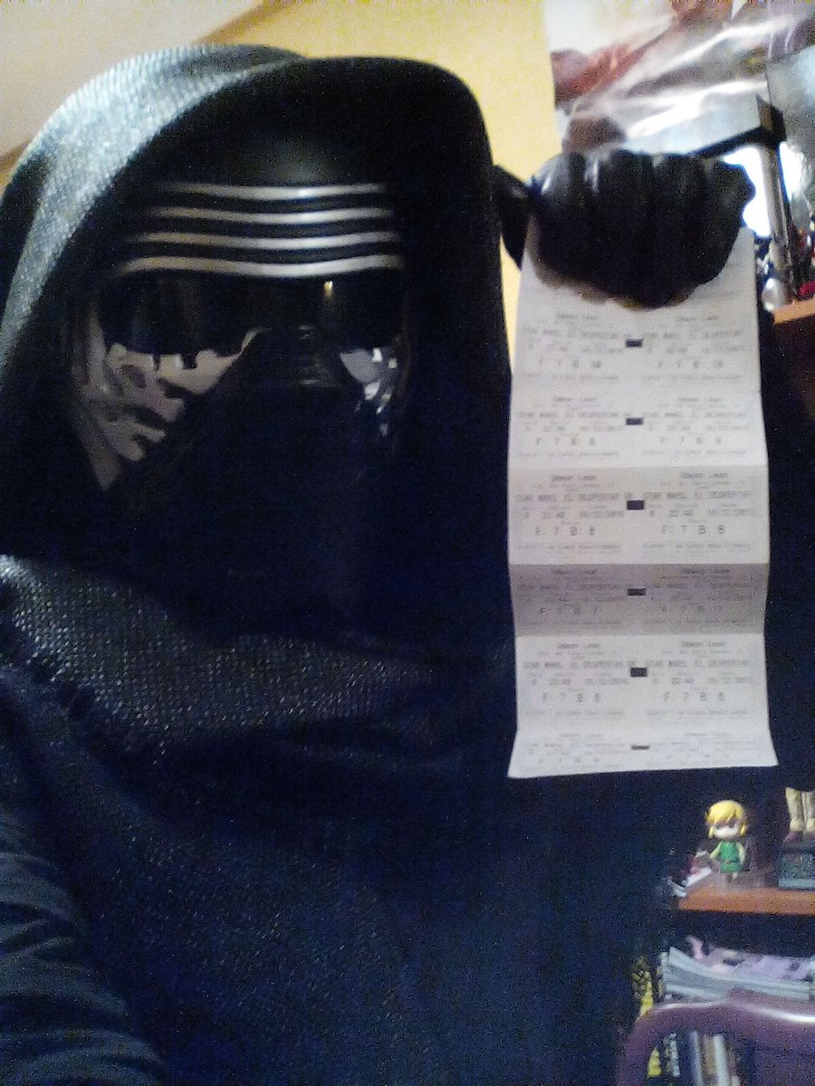 Raziel12_'s tweet photo. Todo está listo para el estreno de #ElDespertarDeLaFuerza, ya era hora de desempolvar las entradas #KyloRenn https://t.co/fc1t4zYkyw