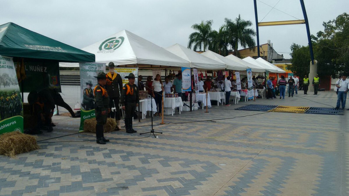 ProyectAgrop's tweet photo. Con feria campesina en #Sincelejo @CarabinerosCol impulsa y promueve proyectos productivos de la comunidad rural. https://t.co/D8HRfQFQ7c