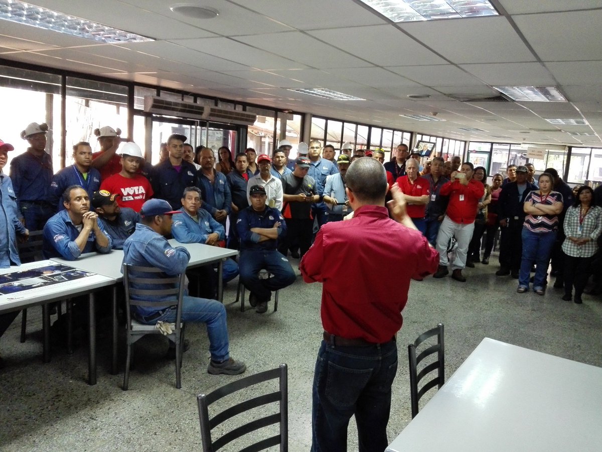 ViceVenezuela's tweet photo. Vicepresidente Arreaza en asamblea con trabajadores de VenVidrio https://t.co/usz3KErjni