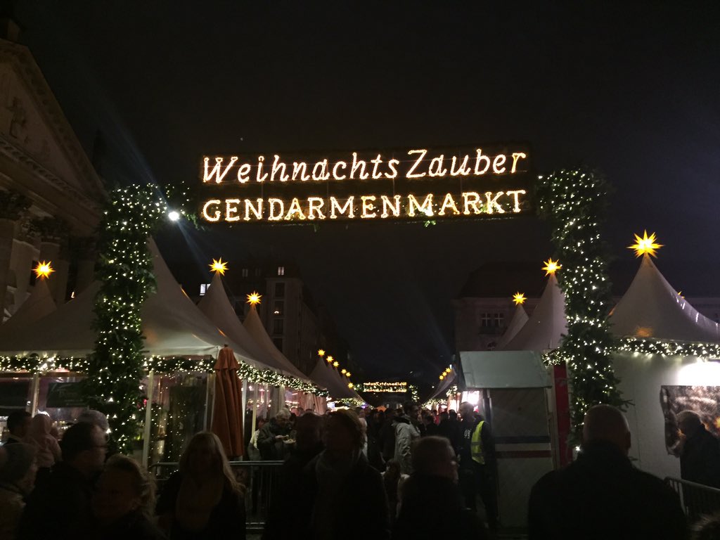 steverichards77's tweet photo. Time for a glühweins #Gendarmenmarkt #berlin https://t.co/AnpjAWgEbm