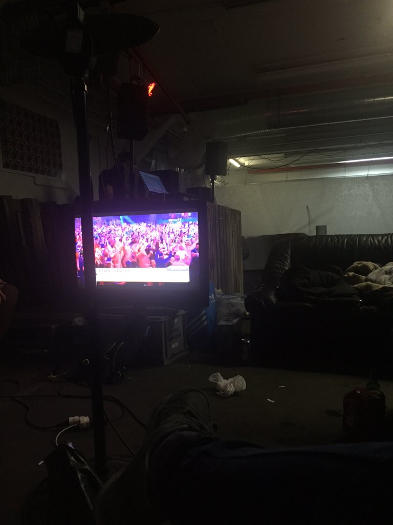 schoggiOfficial's tweet photo. Watching #DartsWC &amp; listen to #techno #LoveTheDarts #dartslive @GaryAnderson180 @ElmarPaulke @SkySportsDarts https://t.co/tCndLc7kdf