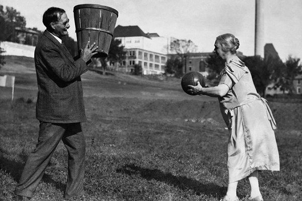 fullbasket_'s tweet photo. El primer partido de 🏀 fue casi una matanza. Así lo explica James Naismith, el 'Creador'. https://t.co/iMWdncIyjR https://t.co/eRd75cVHF9