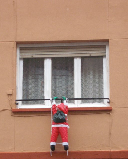 unchavalito's tweet photo. USA CHRISTMAS HOUSE vs SPANISH DECORACIÓN DE NAVIDAD https://t.co/4SF7Pgzt6S