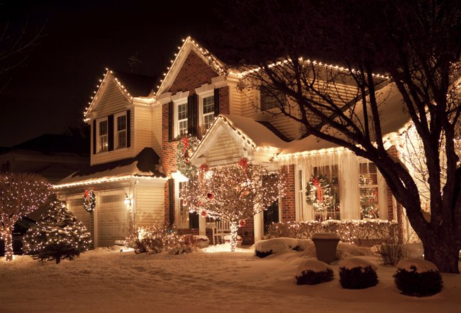 unchavalito's tweet photo. USA CHRISTMAS HOUSE vs SPANISH DECORACIÓN DE NAVIDAD https://t.co/4SF7Pgzt6S