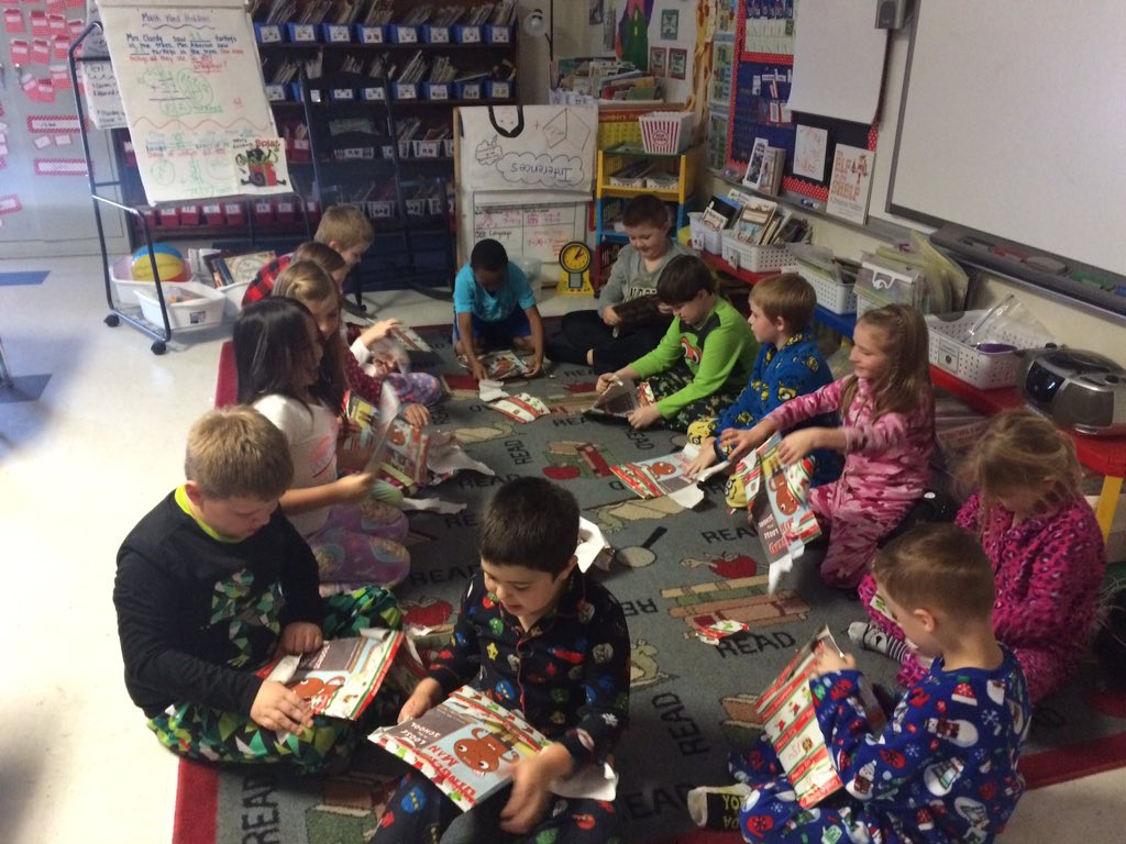 MrsClardyClass's tweet photo. Merry Christmas from our class!!!! 🎄 #Christmasmemories #PajamaDay #PEStweets https://t.co/TGq3GMRLcd