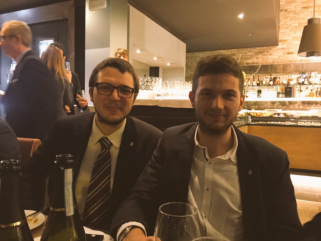 rotaractrdb's tweet photo. AperiCena con i colleghi del Rotaract Padova Euganea per gli auguri di Natale! Gentilissimi per l'invito! https://t.co/KujDNtrXNK