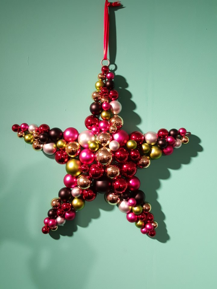 PeterOudejans's tweet photo. Who's a star?! #super #sparkly #star #Christmas #decoration #bling #baubles #tealwall #homedecor https://t.co/OSpRsOsJxB