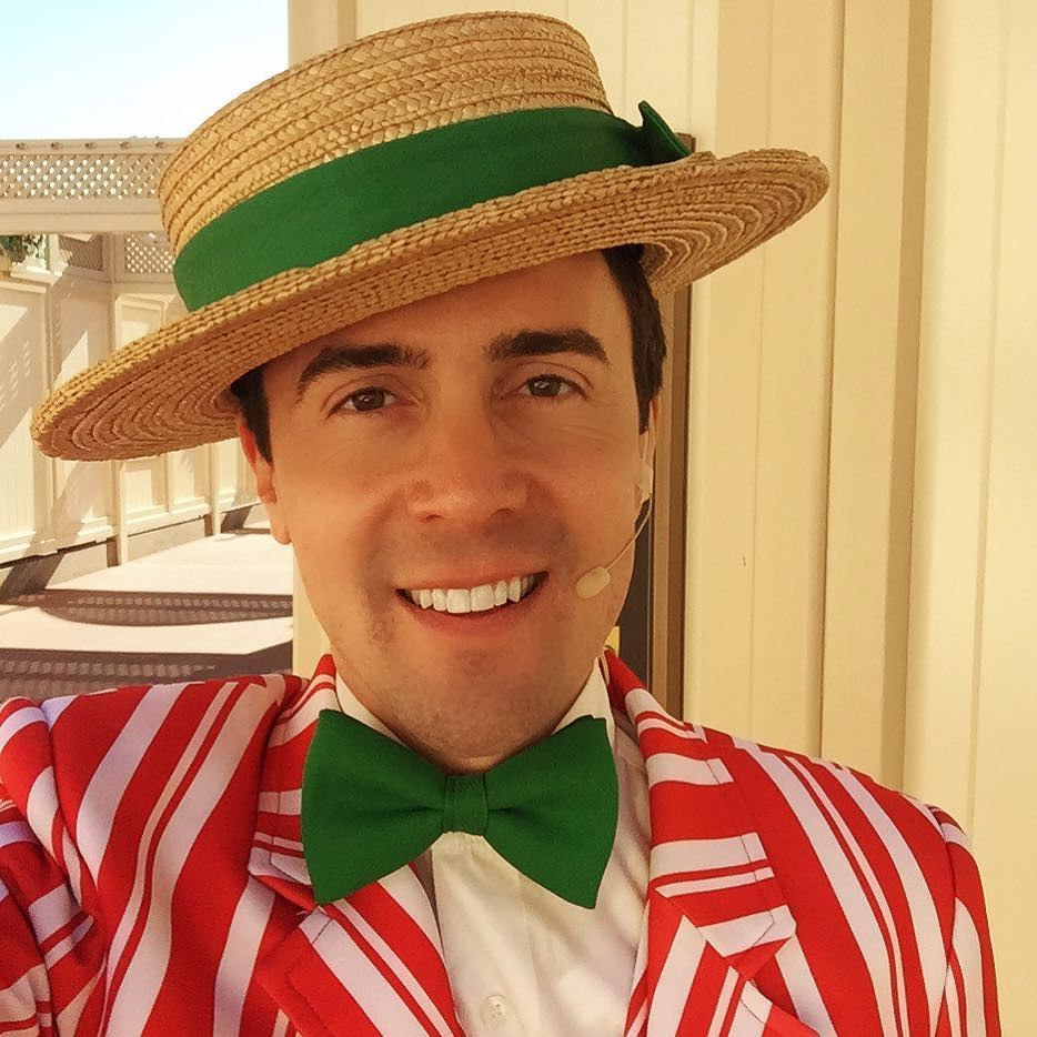 WesleyAlfvin's tweet photo. Seasons Greetings from Main Street! #dapperdans #dapperwesley #disneyland #mainstreetusa https://t.co/fFnn6U7i50