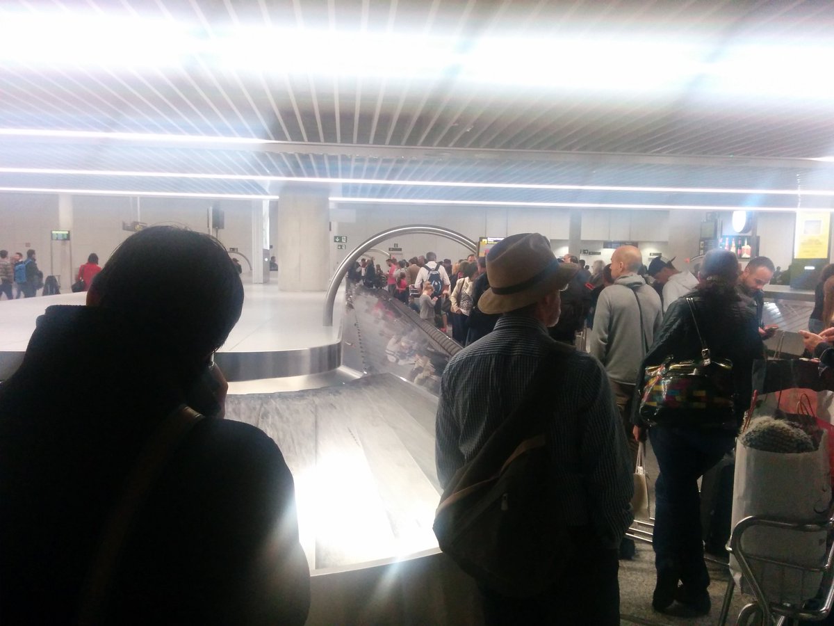 victoriapj's tweet photo. @Ryanair no tiene sitio para poner maletas y obligan a facturar con el avión vacío #gracias https://t.co/Vbo4KTgjVE