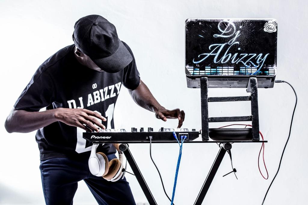 KingsViewss's tweet image. #hitzfmhottestdj wtchout for the #partymagic @DJ_AbizzY ...anticipate!!!!!!!!!!!!