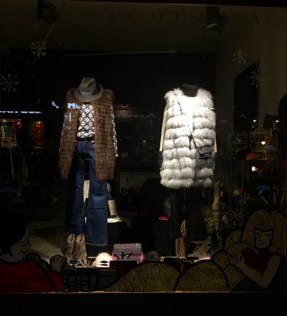verycourma's tweet photo. Fluffy style da #verycourma 
store #window #swag #Courmayeur #MontBlanc #top #shop #christmas  #love #iloveitaly🇮🇹 https://t.co/4ZwNuLlMV9